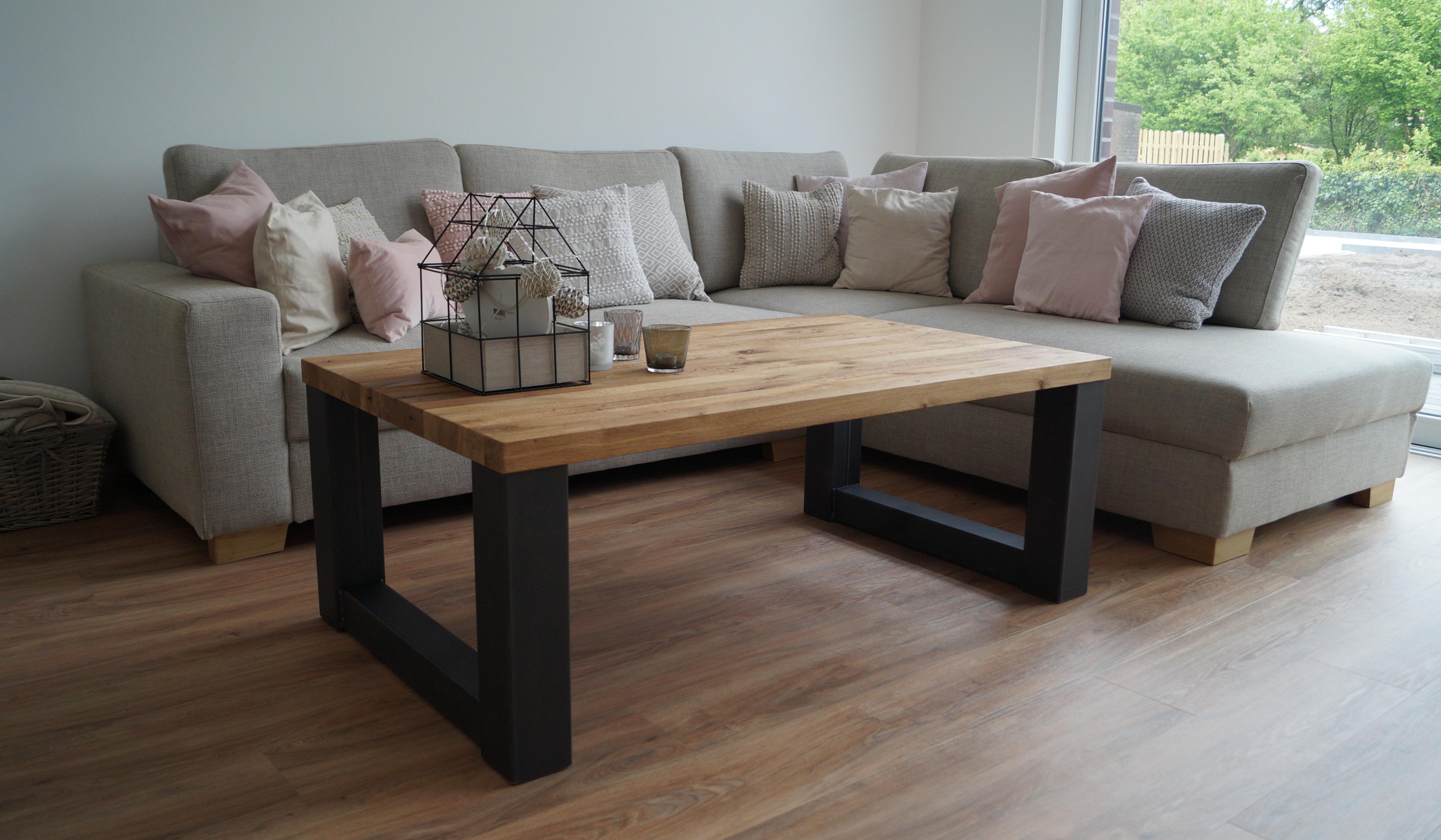 Maßgefertigter Couchtisch aus Massivholz mit schwarzem Metallgestell im modernen Wohnzimmer