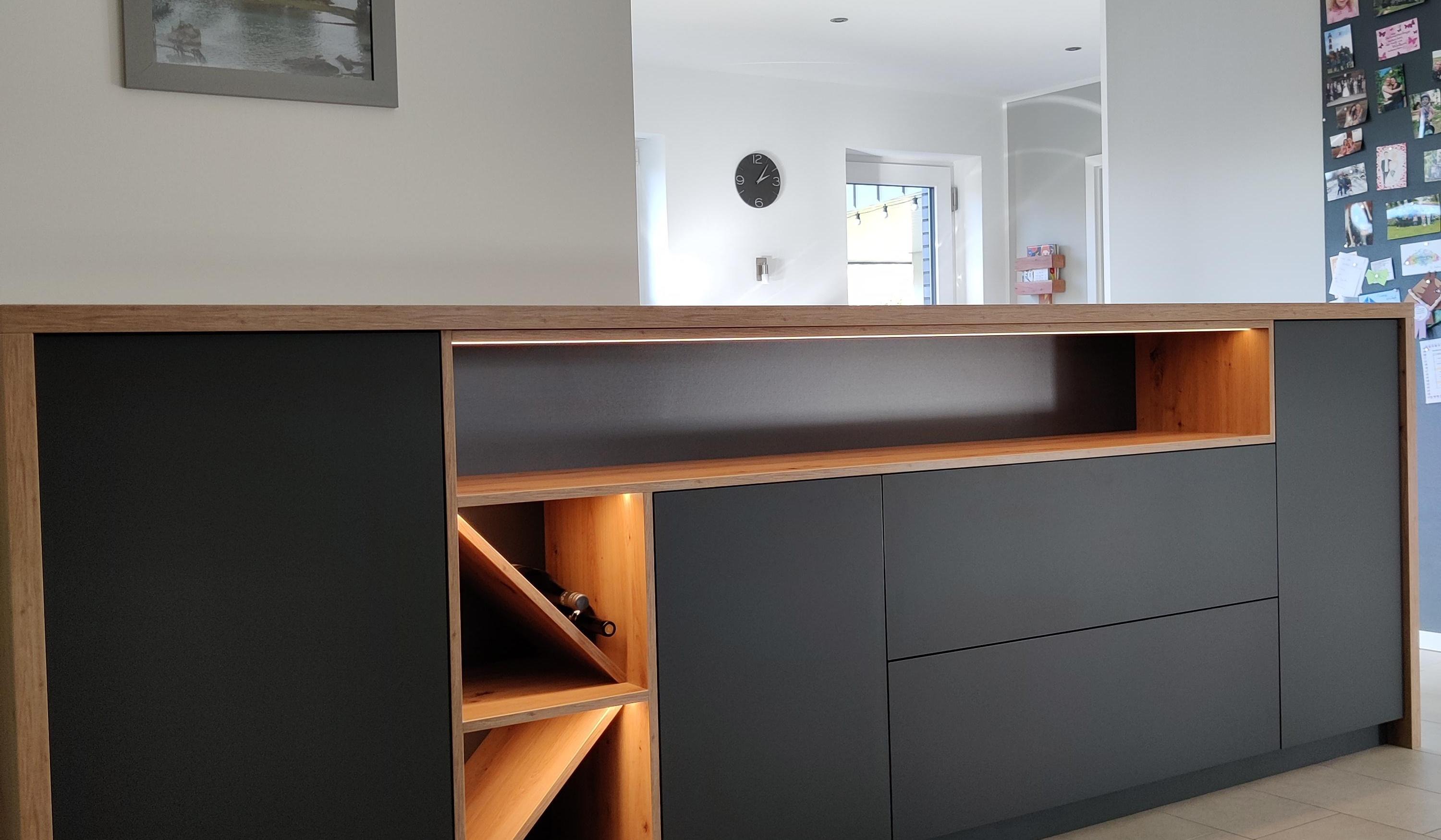 Maßgefertigtes Sideboard in Anthrazit und Holz mit offenen Regalfächern und integrierter LED-Beleuchtung