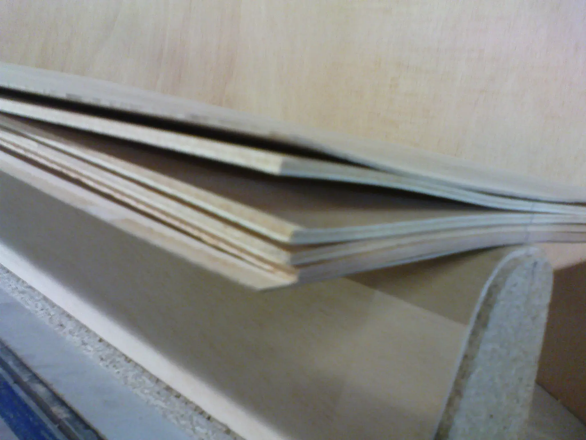 Detailaufnahme verschiedener Holzplatten und Holzwerkstoffe für individuellen Möbelbau