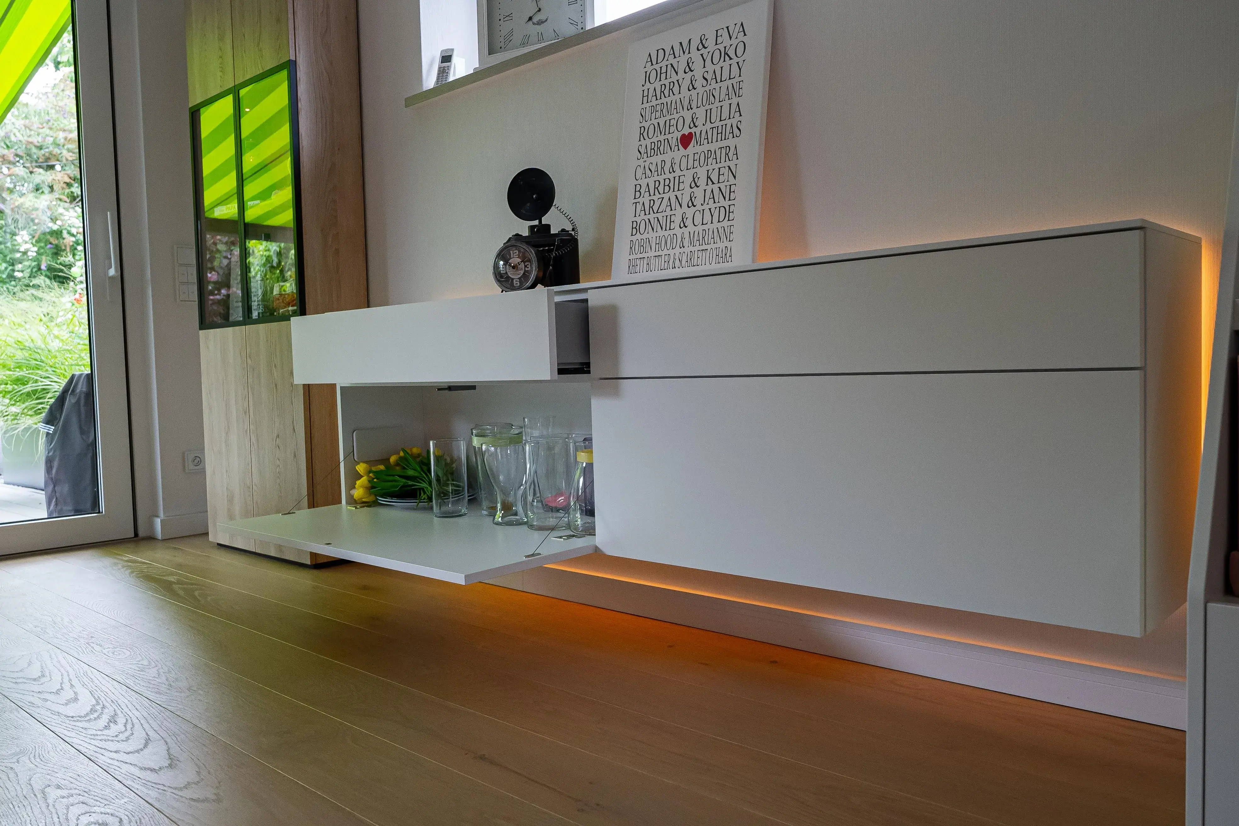 Modernes weißes Sideboard mit grifflosen Fronten, Schubladen und indirekter LED-Beleuchtung