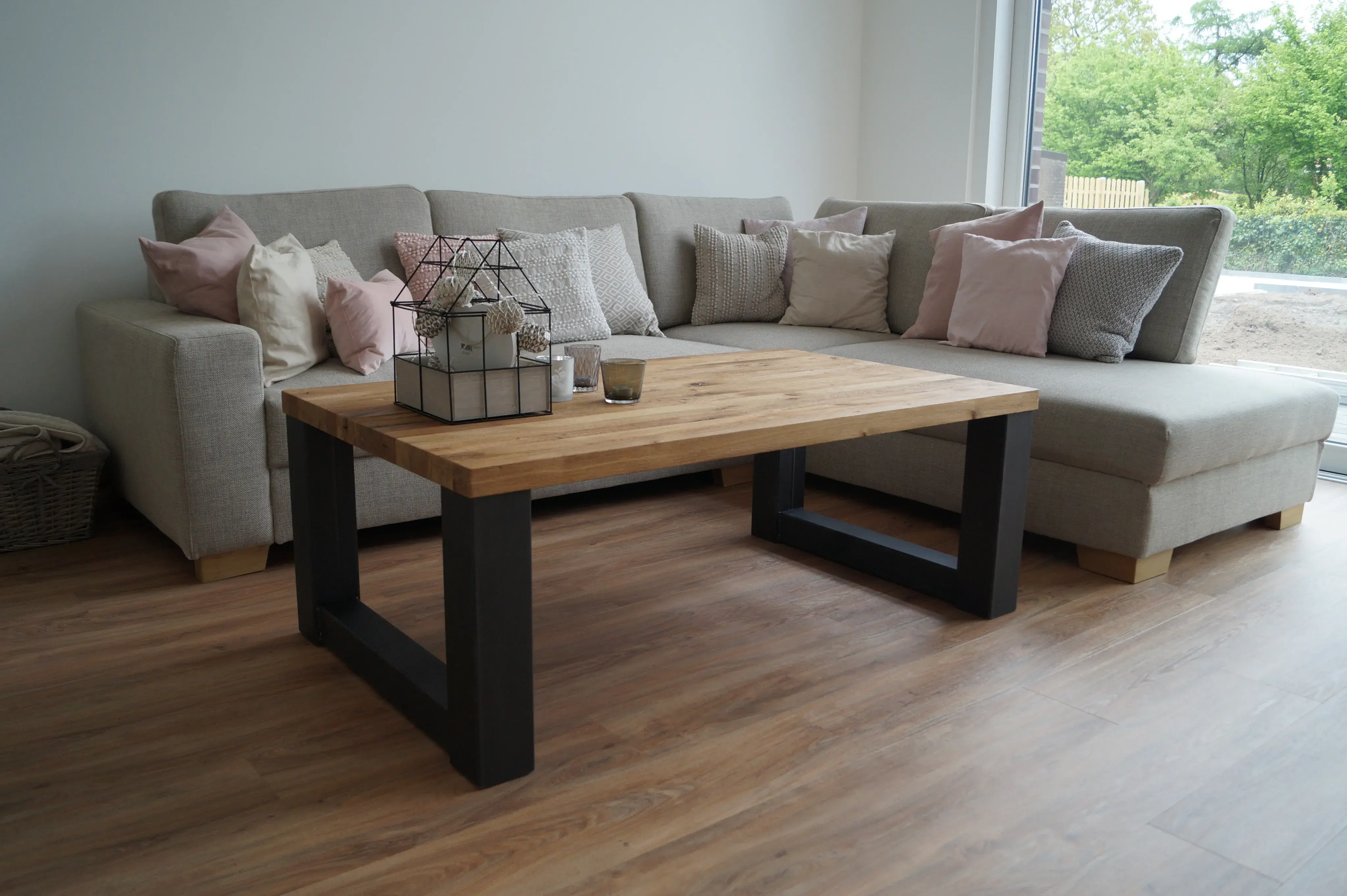 Maßgefertigter Couchtisch aus Massivholz mit schwarzem Metallgestell im modernen Wohnzimmer