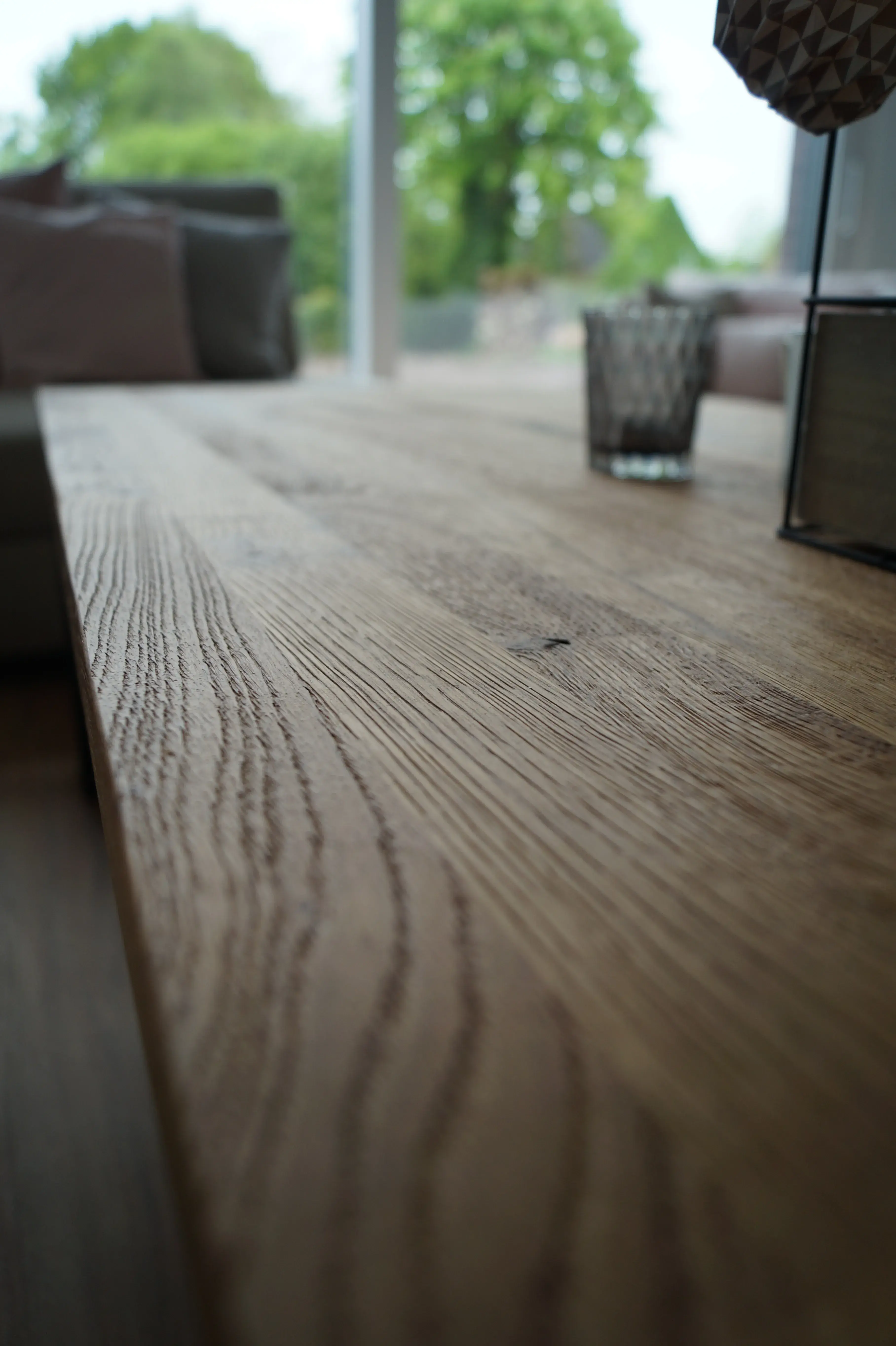 Detailaufnahme eines maßgefertigten Holztisches mit natürlicher Holzmaserung