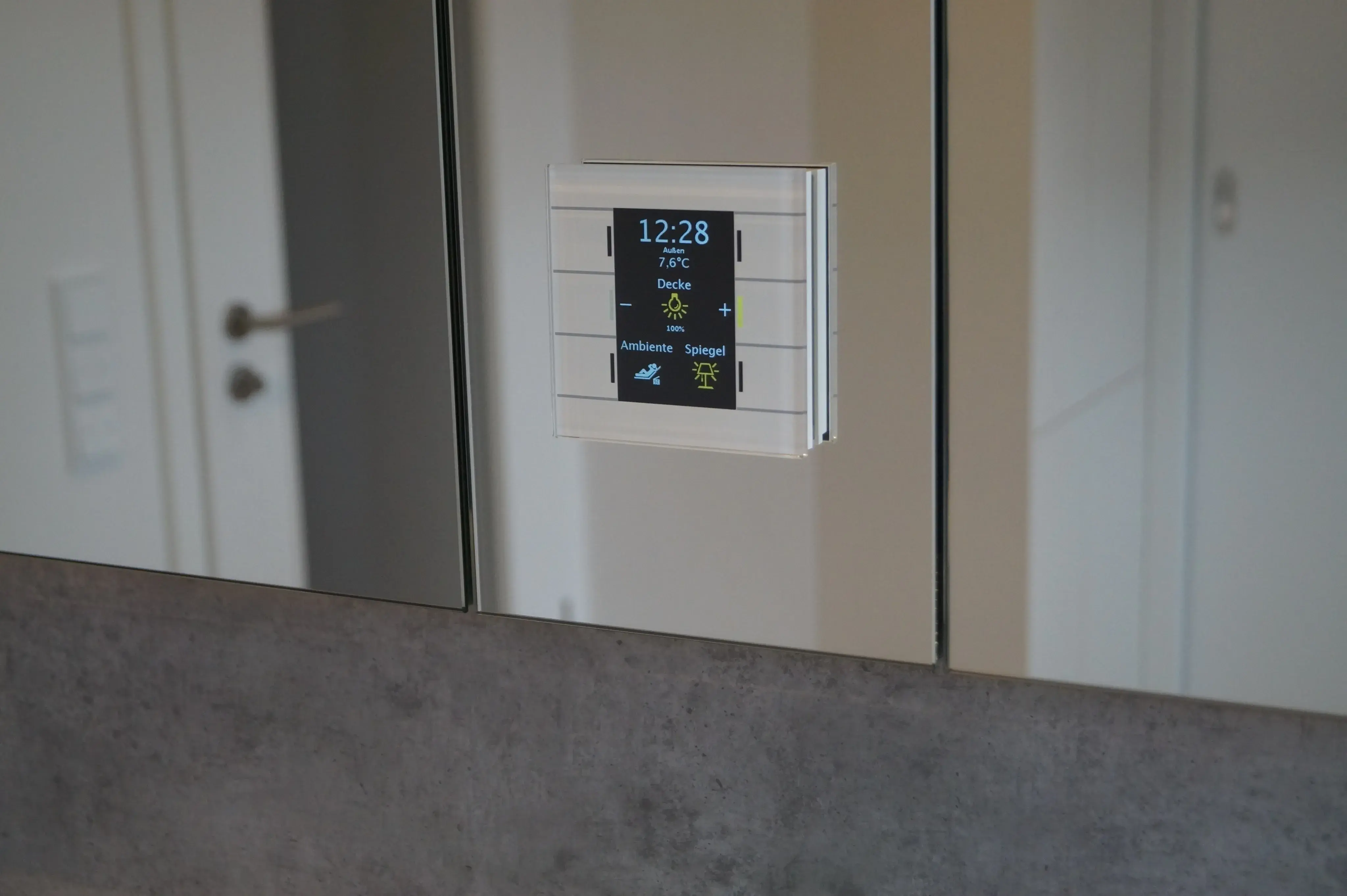 Moderner Badspiegel mit integriertem Touchdisplay zur digitalen Steuerung von Beleuchtung und Ambiente