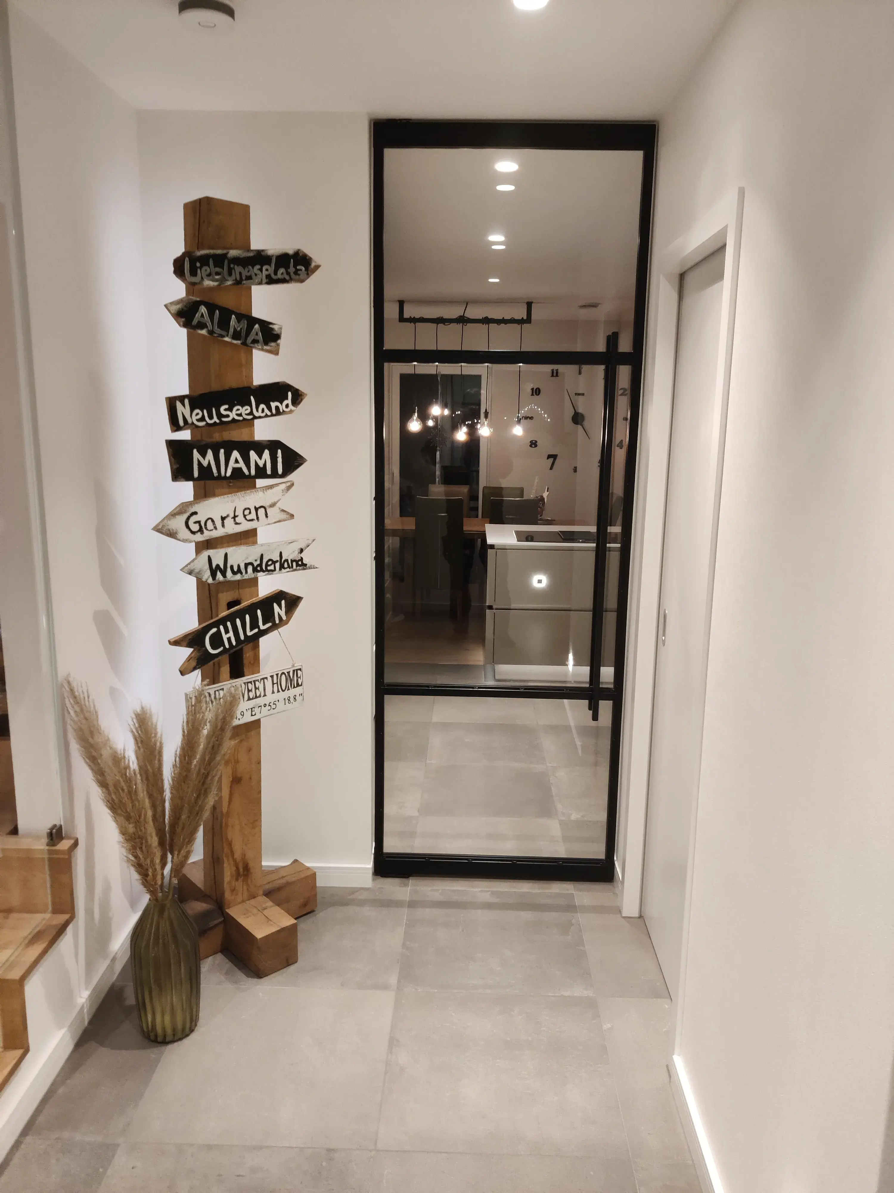 Moderner Flur mit schwarzer Loft-Glastür
