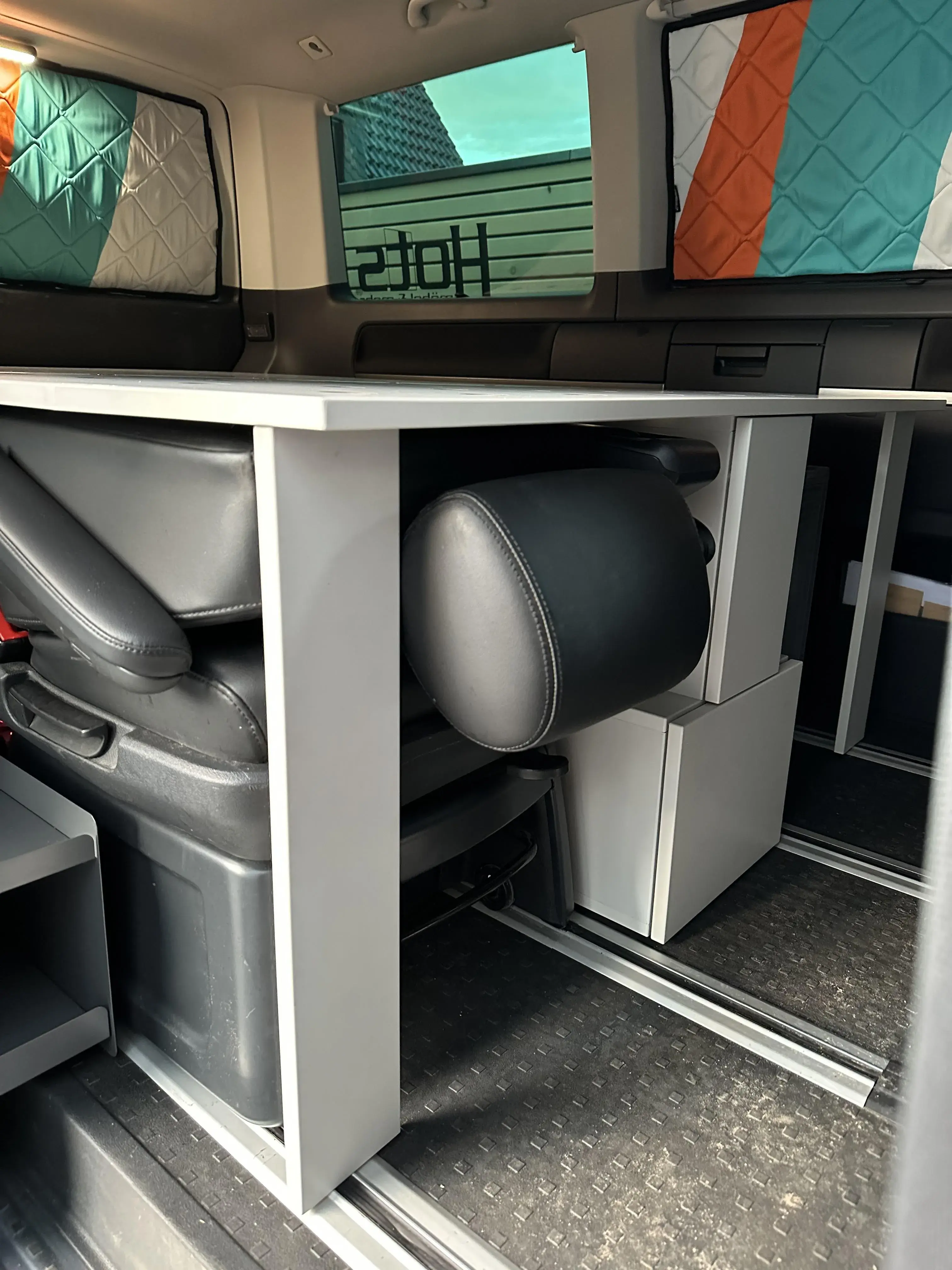 Campingfahrzeug mit flexiblem Innenausbau, Sitzbank, Tisch und maßgefertigten Stauraumlösungen
