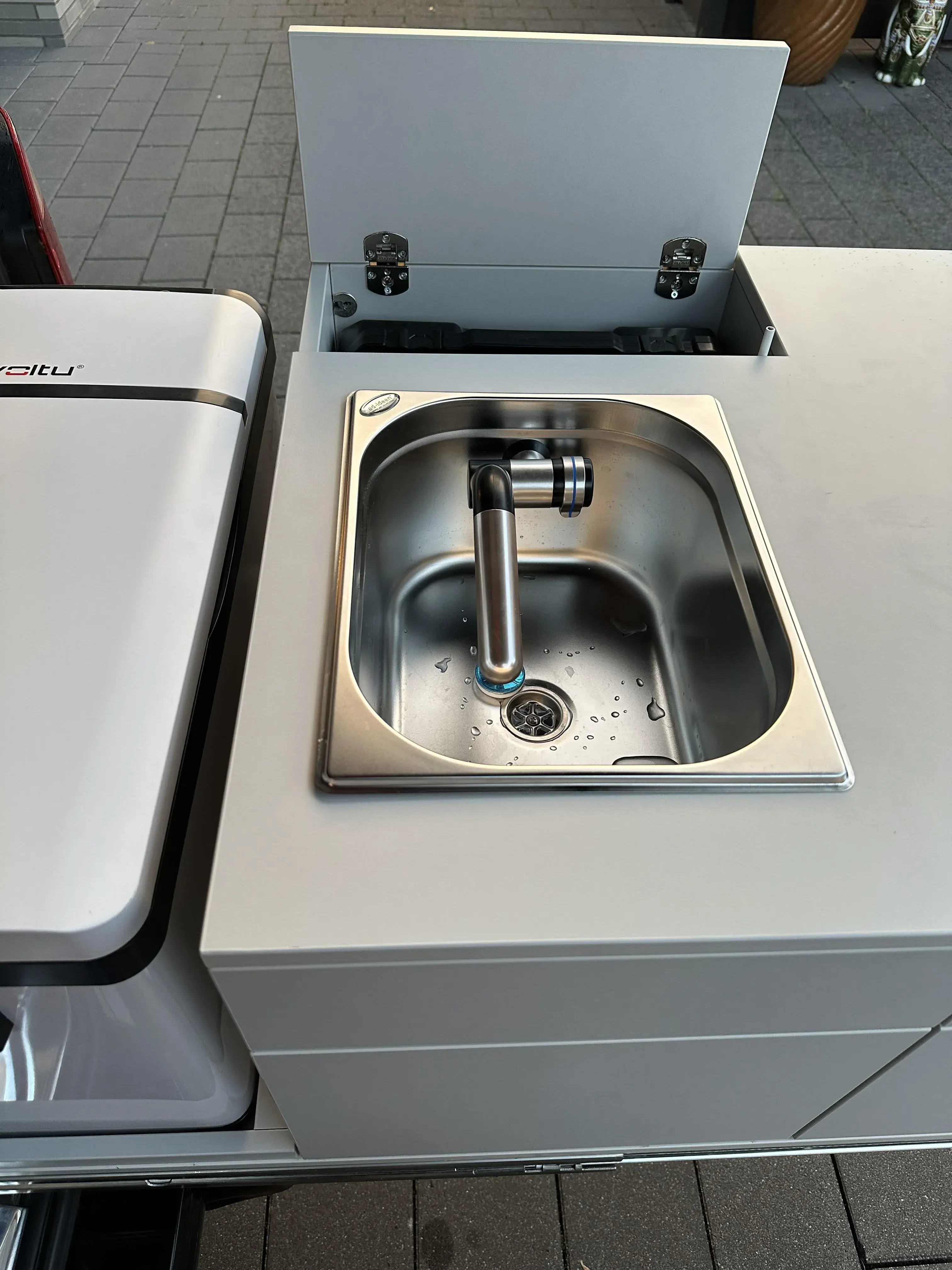 Ausziehbare Campingküche mit Edelstahlspüle, Wasserhahn, Kühlbox und integriertem Stauraum