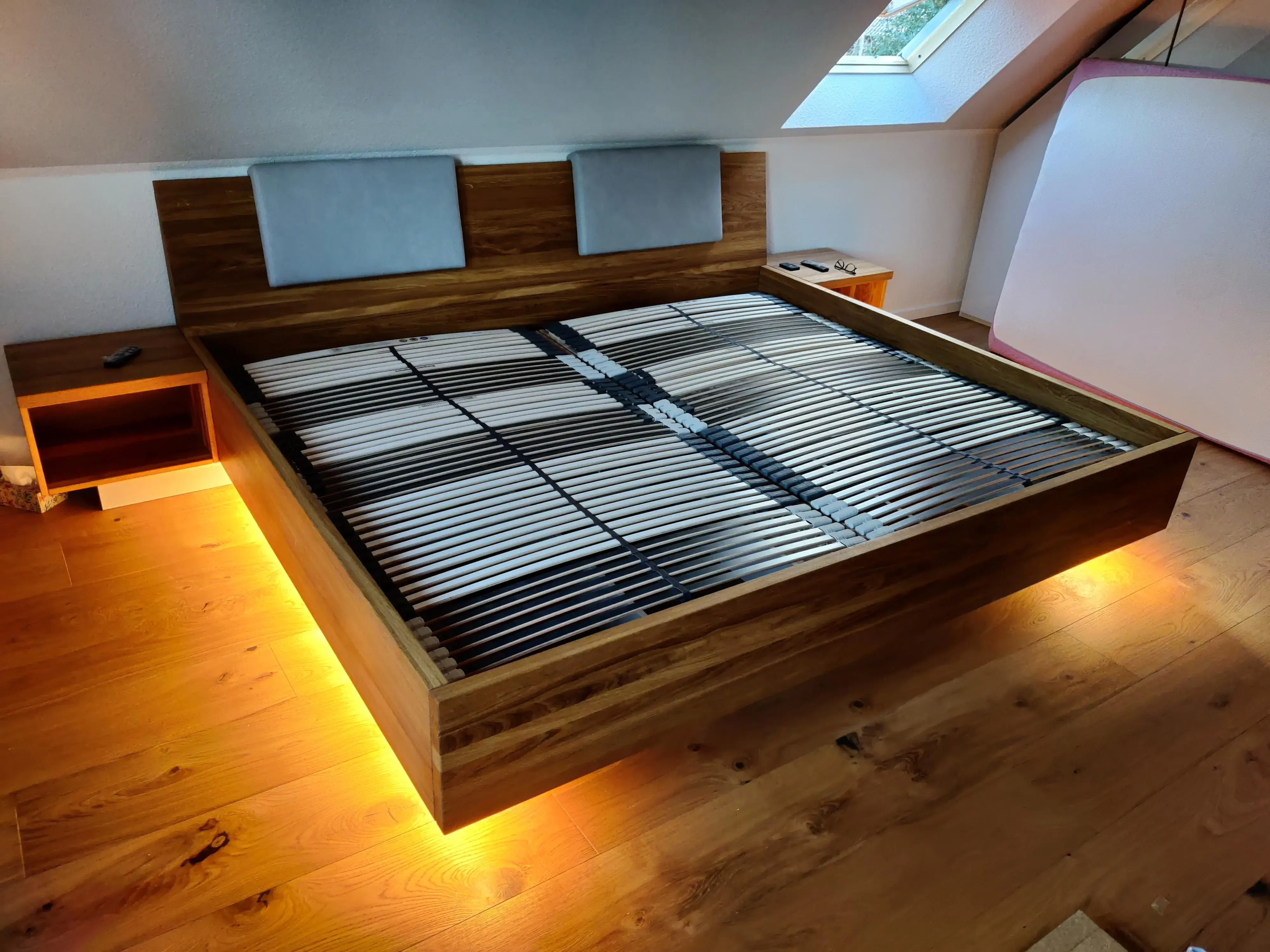 Maßgefertigtes Doppelbett aus Holz mit Lattenrost, gepolstertem Kopfteil, Nachttischen und indirekter Beleuchtung