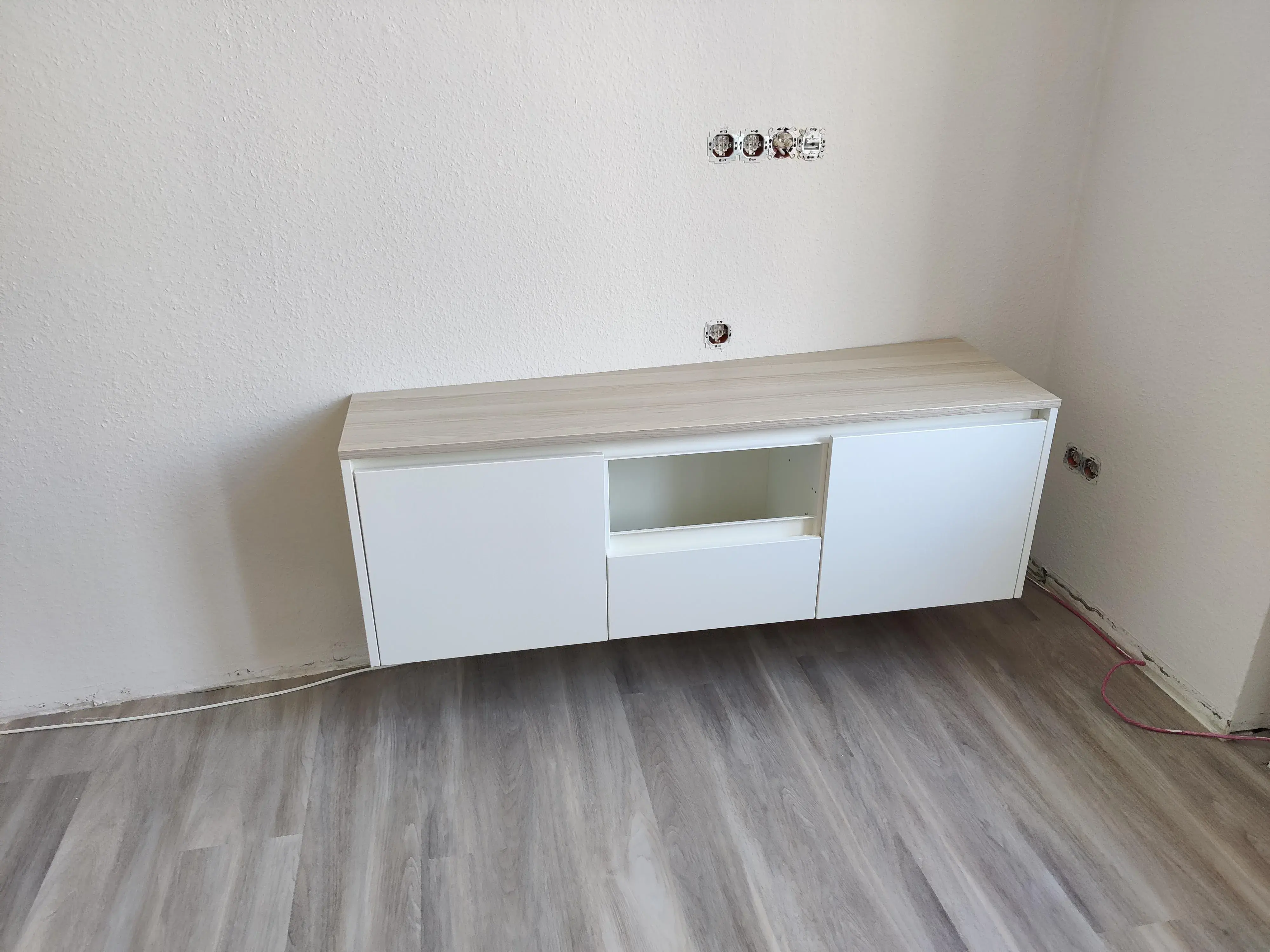 Maßgefertigtes weißes TV-Lowboard mit Stauraum und offenem Gerätefach