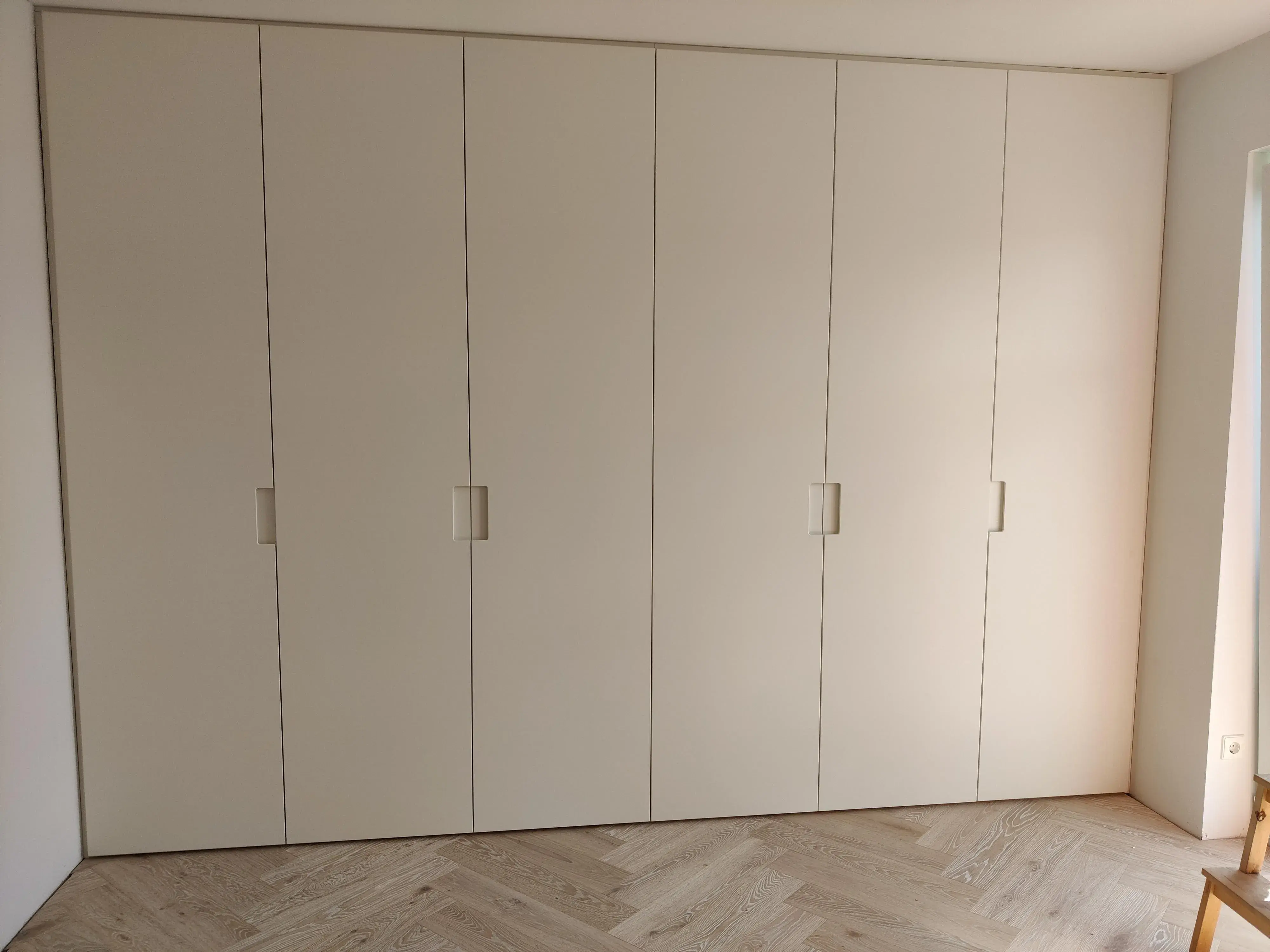 Maßgefertigter raumhoher Einbauschrank in Weiß mit dezenten Griffmulden