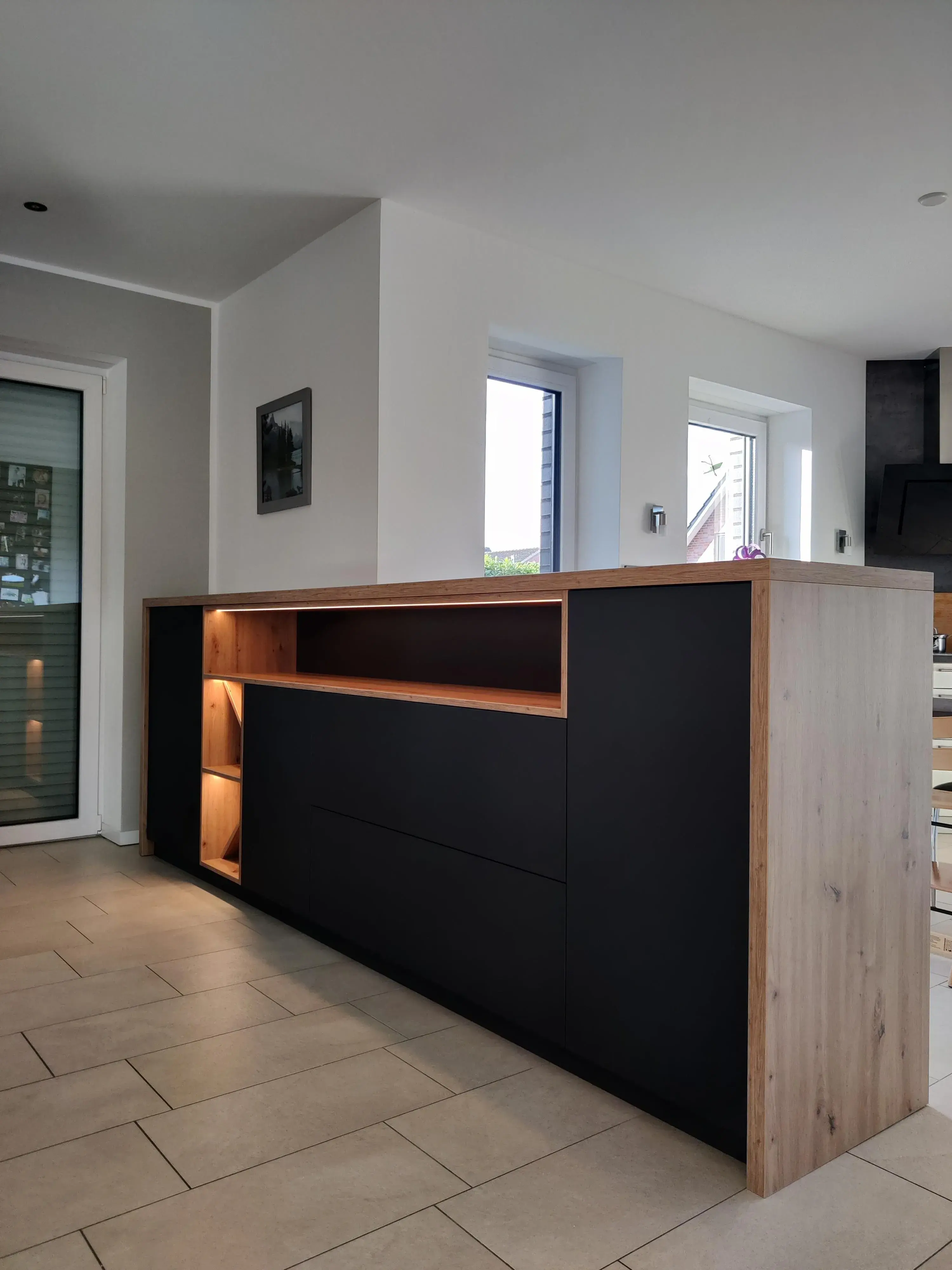 Maßgefertigtes Sideboard in Anthrazit und Holz mit offenen Regalfächern und integrierter LED-Beleuchtung