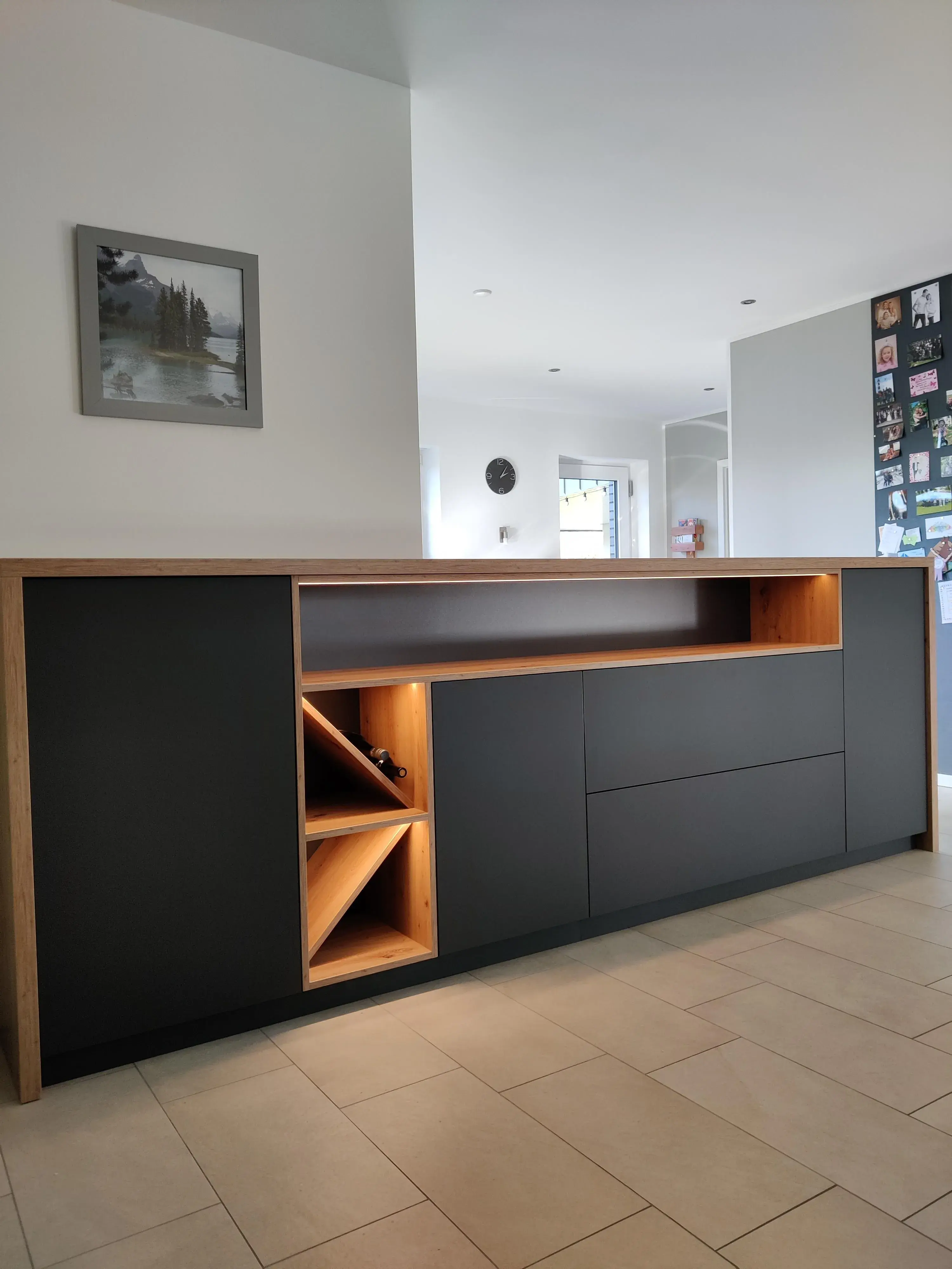 Maßgefertigtes Sideboard in Anthrazit und Holz mit offenen Regalfächern und integrierter LED-Beleuchtung