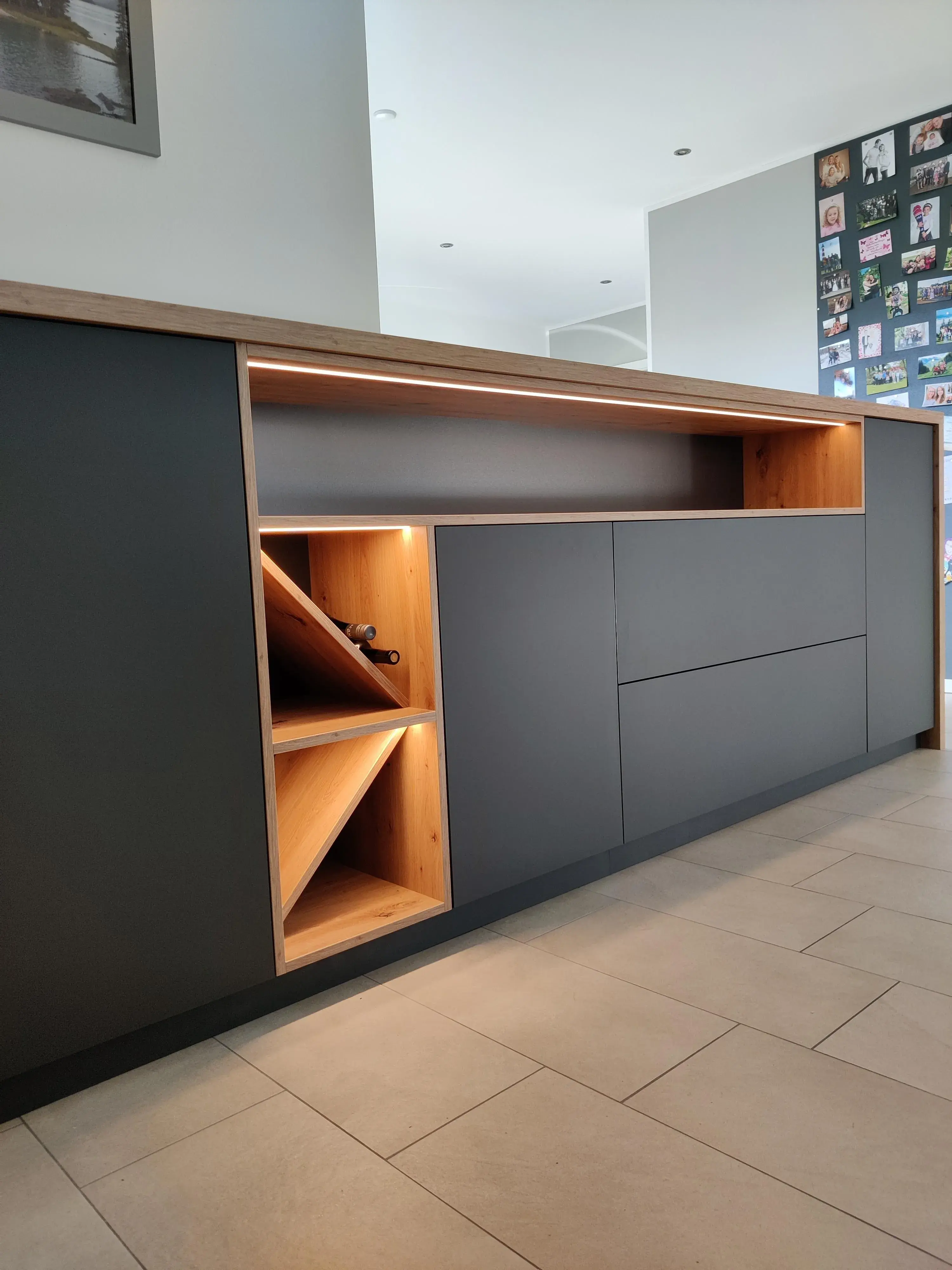 Moderner Einbauschrank in Anthrazit mit beleuchtetem Weinregal in Holzoptik und grifflosen Fronten