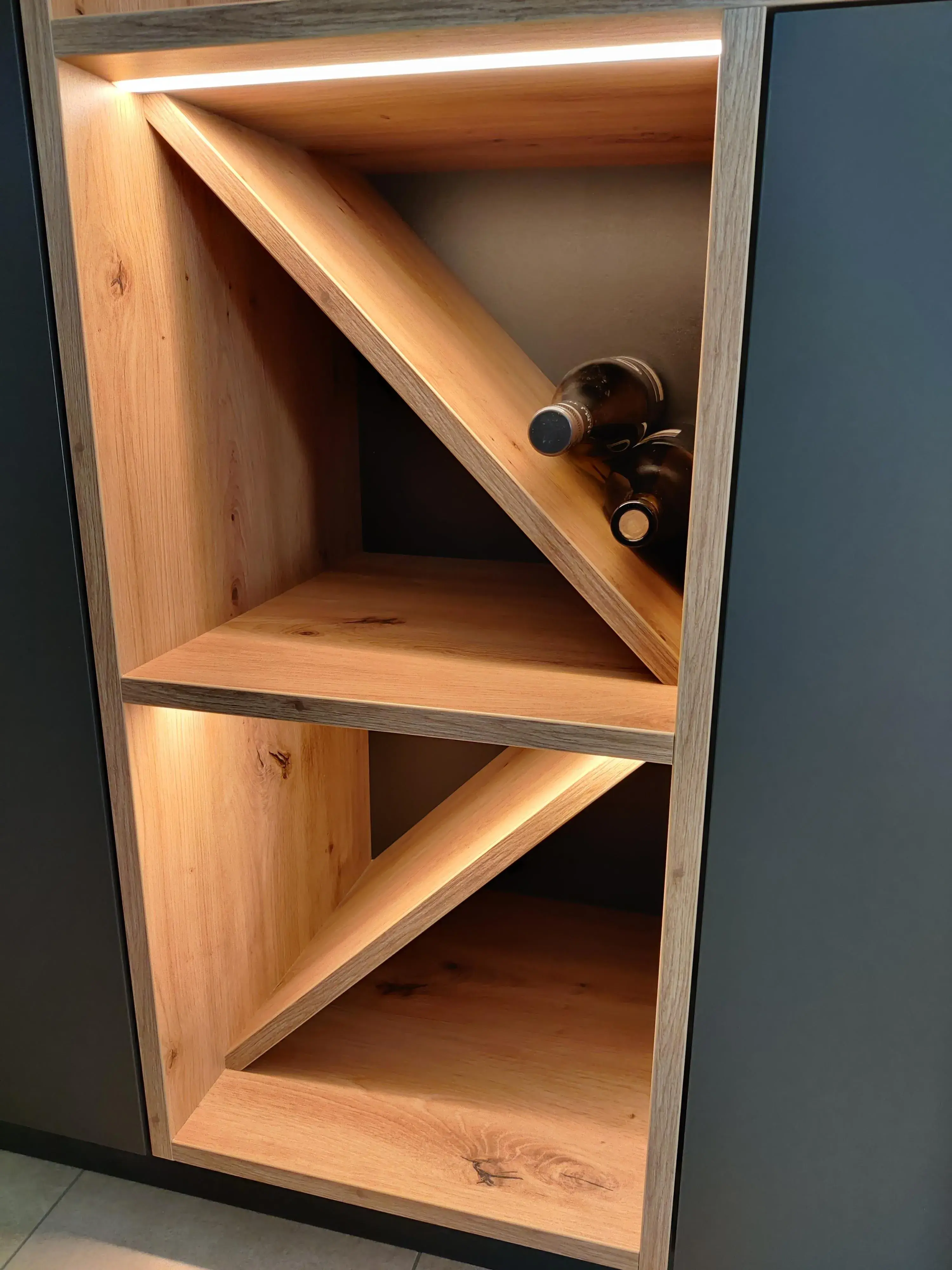 Maßgefertigtes Weinregal aus Holz mit diagonalen Flaschenablagen und integrierter LED-Beleuchtung