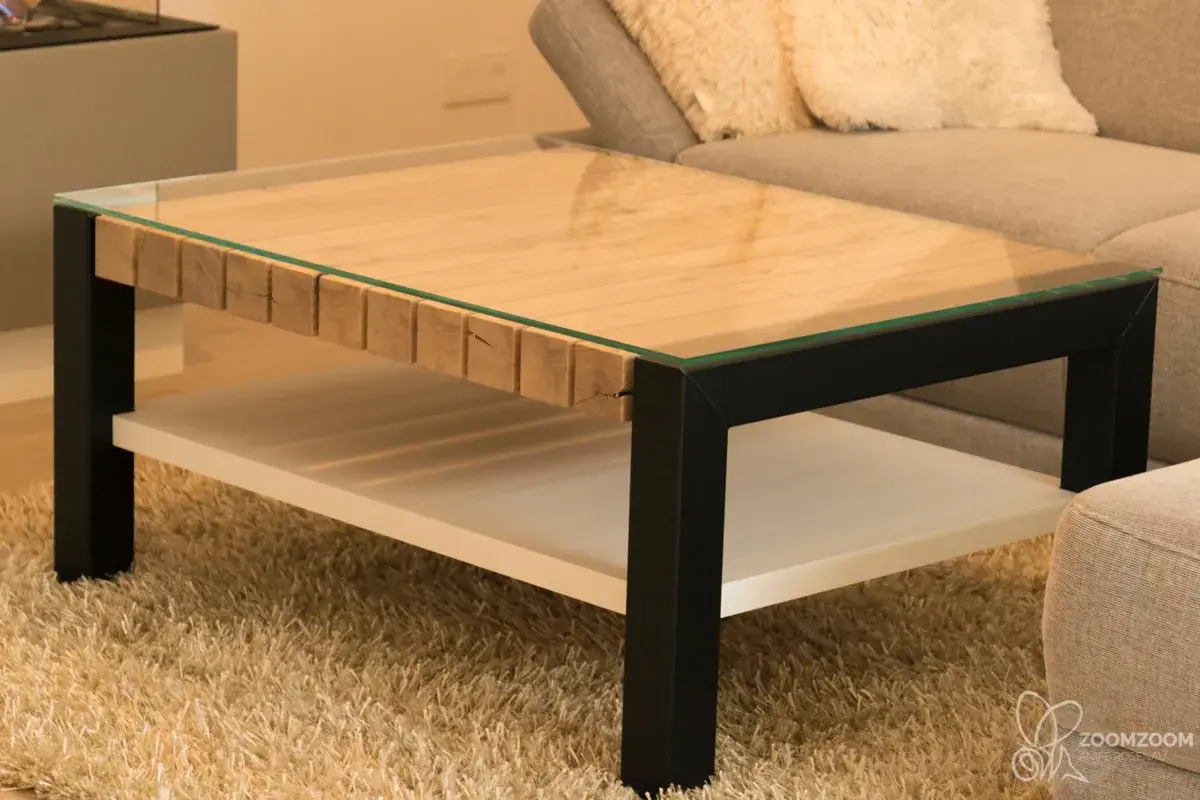 Maßgefertigter Couchtisch aus Massivholz mit Glasplatte, Ablage und schwarzem Metallgestell