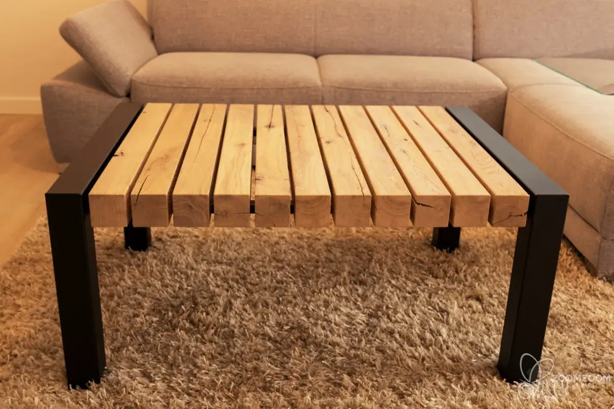 Maßgefertigter Couchtisch aus massiven Holzleisten mit schwarzem Metallgestell